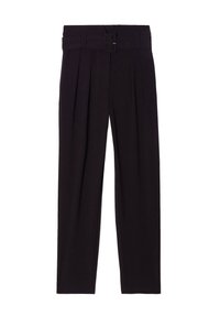 Schwarze plissierte Hose mit einem breiten Gürtel und rechteckiger Schnalle, geraden Beinen und einer glatten Stoffstruktur.