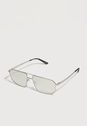 Rechteckige silberne Metallbrille mit leicht getönten Gläsern und schwarzen Bügelenden, in einem Winkel auf einer weißen Oberfläche dargestellt.