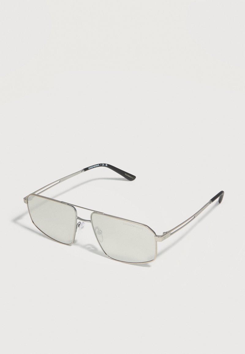 Ορθογώνια γυαλιά με ασημένιο μεταλλικό πλαίσιο, ελαφρώς σκουρόχρωμους φακούς και μαύρες άκρες στα στεφάνια, παρουσιάζονται διαγώνια σε λευκή επιφάνεια.