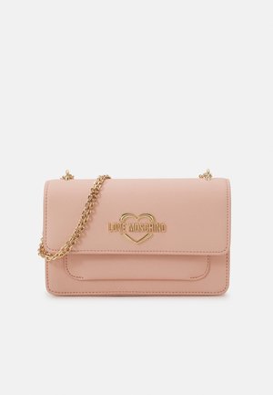 Różowa torebka przez ramię Love Moschino z złotym łańcuszkiem i złotym logo serca na przedniej klapie na białym tle.