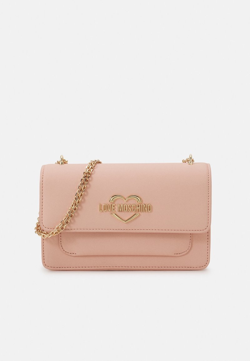Sac bandoulière rose Love Moschino avec chaîne dorée et logo cœur doré sur rabat avant sur fond blanc.
