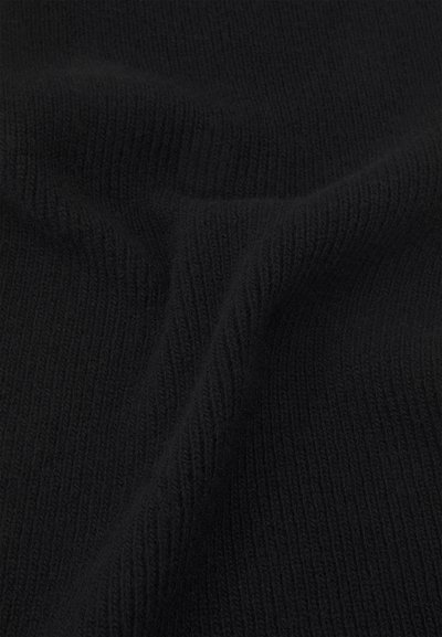 Tissu en tricot noir à côtes avec une texture douce, présentant des lignes verticales et une légèreté subtile, adapté pour des vêtements ou des accessoires.