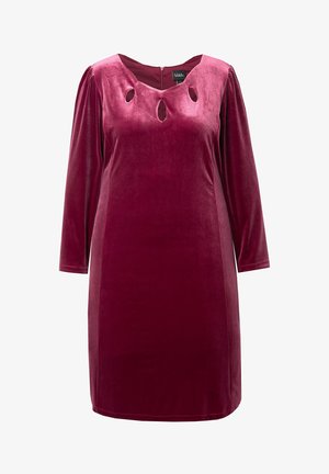 Abito in velluto di un profondo bordeaux con colletto rotondo, tre aperture a forma di chiave e maniche lunghe. Texture liscia con silhouette dritta.