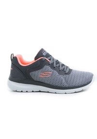 Baskets de sport grises avec une tige en mesh respirant, des accents roses, une semelle en caoutchouc et des lacets. Présente un logo sur le côté et un col rembourré.