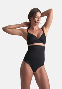 Set di bikini neri a vita alta con reggiseno triangolare, spalline spesse e design senza cuciture. Texture liscia con un aspetto minimalista.