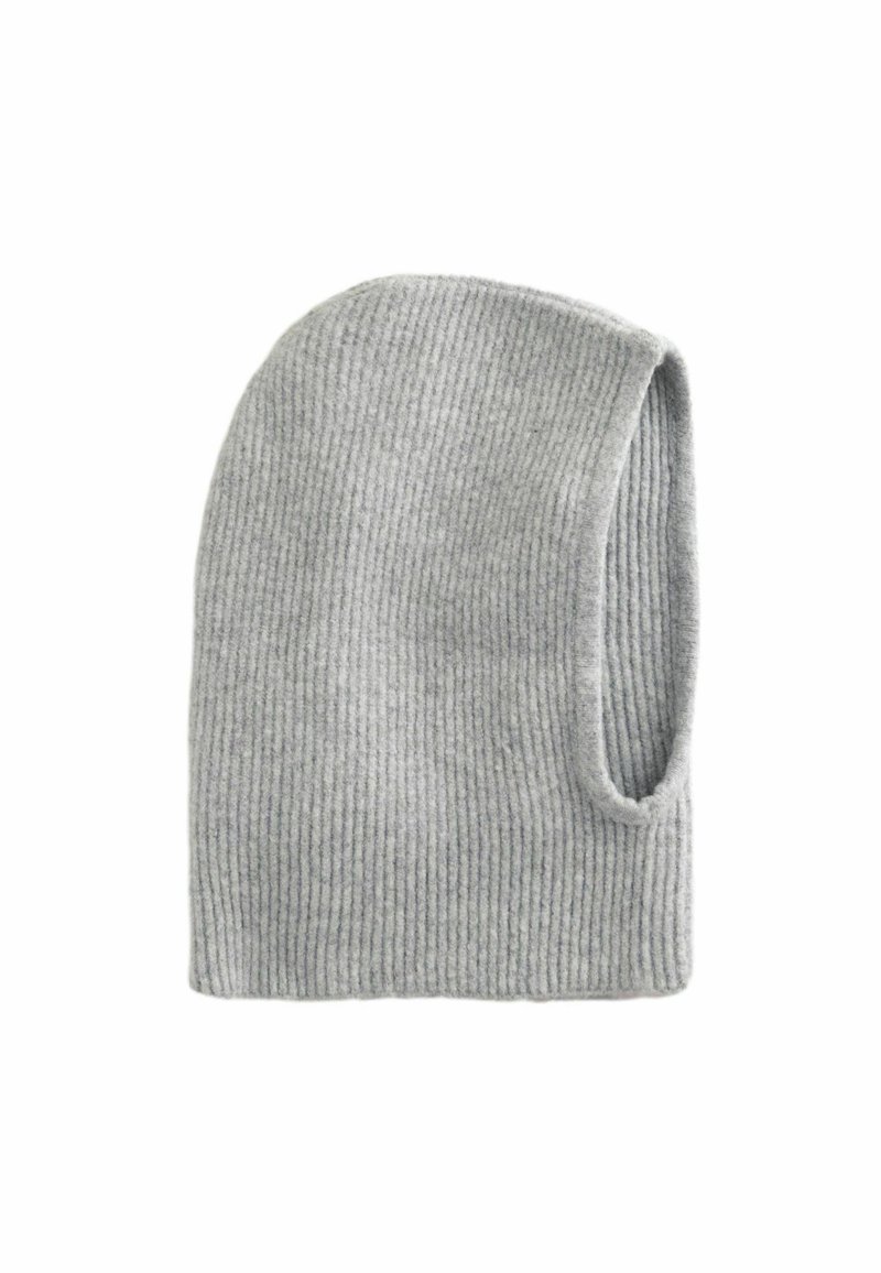 Bonnet en tricot à côtes grises avec une texture douce et un côté ouvert. Sommet arrondi et forme légèrement allongée pour un ajustement décontracté.