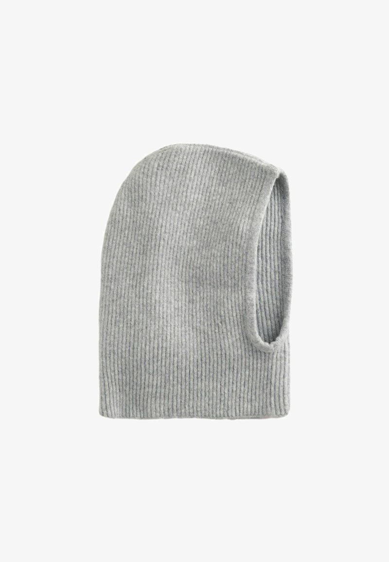Szürke bordázott kötött sapka puha tapintással és nyitott oldallal. Lekerekített teteje és enyhén megnyúlt formája van a nyugodt illeszkedés érdekében.