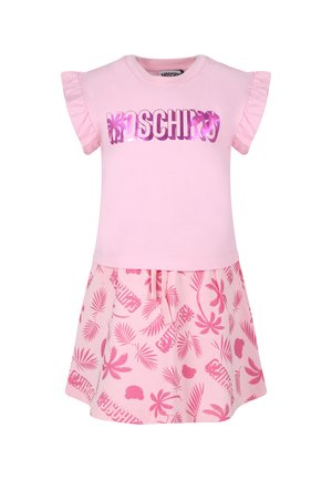 Roze jurk met een effen bovenstuk met ruches aan de mouwen, een rok met een print van palmbladeren, en een metalen logo van het merk op de borst.