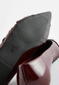Next FOREVER COMFORT ASYMMETRIC BOW POINT TOE - REGULAR FIT - Ballerinasko - berry red