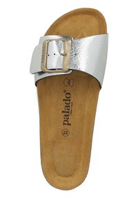 Sandale à glissière texturée argentée avec une large bride et une boucle réglable, dotée d'un semelle intérieure rembourrée marron et d'un logo en relief.