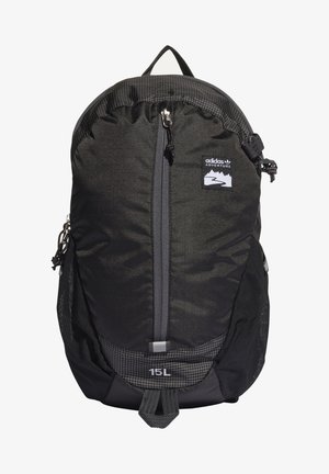 Černý batoh Adidas Adventure 15L s centrálním vertikálním zipem a bočními síťovanými kapsami, navržený pro použití venku a na cesty.