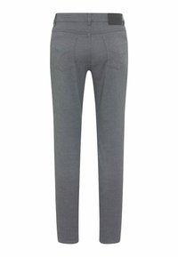 Grau zugeschnittene Hose mit einer figurbetonten Passform, gefertigt aus einem strukturierten Stoff, zwei Gesäßtaschen und einem festen Bund mit einem Logo.