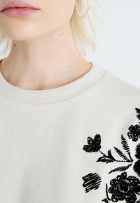 Vero Moda VMHELEN TRINA BOX - Melegítőfelső - birch/black