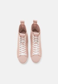 Sneaker alte in mesh rosa chiaro con lacci bianchi e suole in gomma. Presenta un logo sulla linguetta e un tassello sul retro.
