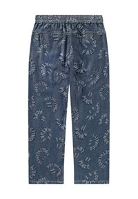 Jeans med en avslappnad passform, med en elastisk midja, prydda med cirkulära textmönster i ljusgrått på en mörkblå bakgrund.