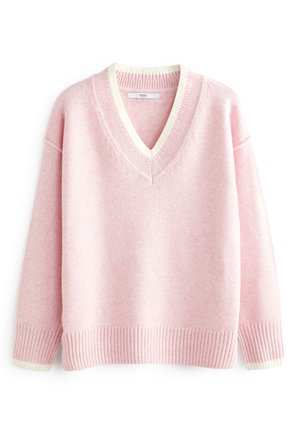 Pull tricoté rose clair avec bord blanc sur le col en V profond et les poignets, manches longues et ourlet côtelé.