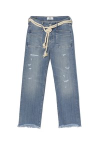 Jean en denim bleu clair avec une ceinture en corde, des détails déchirés et des ourlets effilochés. Comprend cinq poches et un design décontracté.