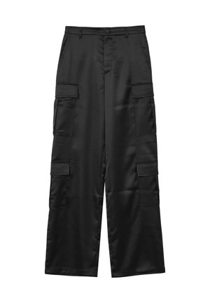 Schwarze weite Cargo-Hosen mit Knopfverschluss, Gürtelschlaufen, seitlichen schrägen Taschen und zwei Klapptaschen an jedem Bein.