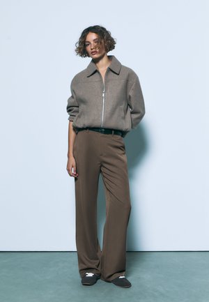 Stradivarius FLOWING -LEG SMART - Hlače - dark brown