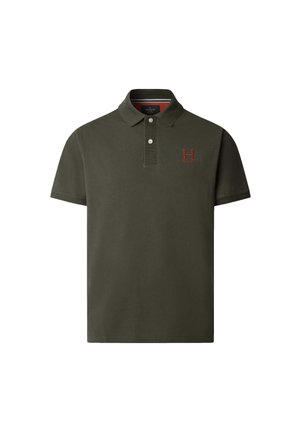 Olivově zelené polo tričko vyrobené z bavlny, s trojicí knoflíků na zapínání, krátkými rukávy a červeným vyšitým logem na hrudi.