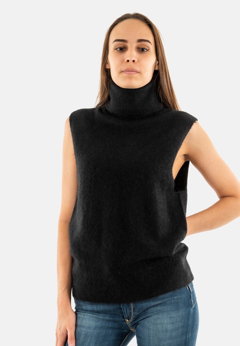 Pull sans manches noir en col roulé, fabriqué en matériau tricoté doux, offrant une coupe décontractée et des découpes latérales pour la respirabilité.