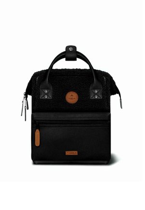 Schwarzer Rucksack mit texturiertem oberen Bereich und glattem schwarzen Lederboden. Verfügt über zwei Griffe, ein Logo-Patch und eine vordere Reißverschlusstasche.