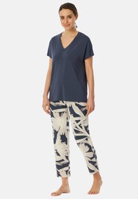 Marinefarbener V-Ausschnitt-T-Shirt aus weichem Stoff, kombiniert mit cremefarbenen und marineblauen, blattmusterhaften Hosen; leicht und locker geschnitten für hohen Tragekomfort.