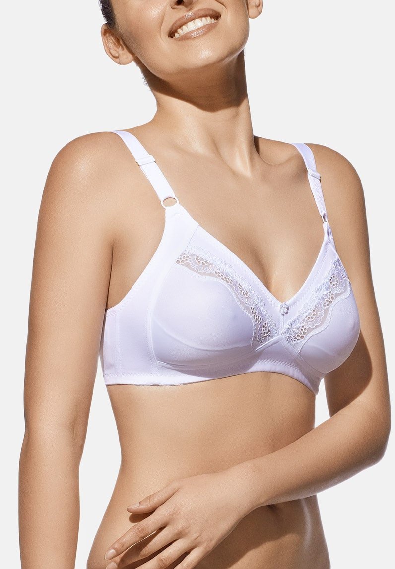Sujetador blanco hecho de tela suave con aros, detalles de encaje a lo largo de las copas, tirantes ajustables y un acento floral en el centro.
