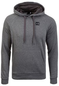 Grijze hoodie met een voorzak, voorzien van een trekkoord aan de capuchon en geribde manchetten. Het materiaal lijkt zacht, met een subtiele textuur en een logo patch.
