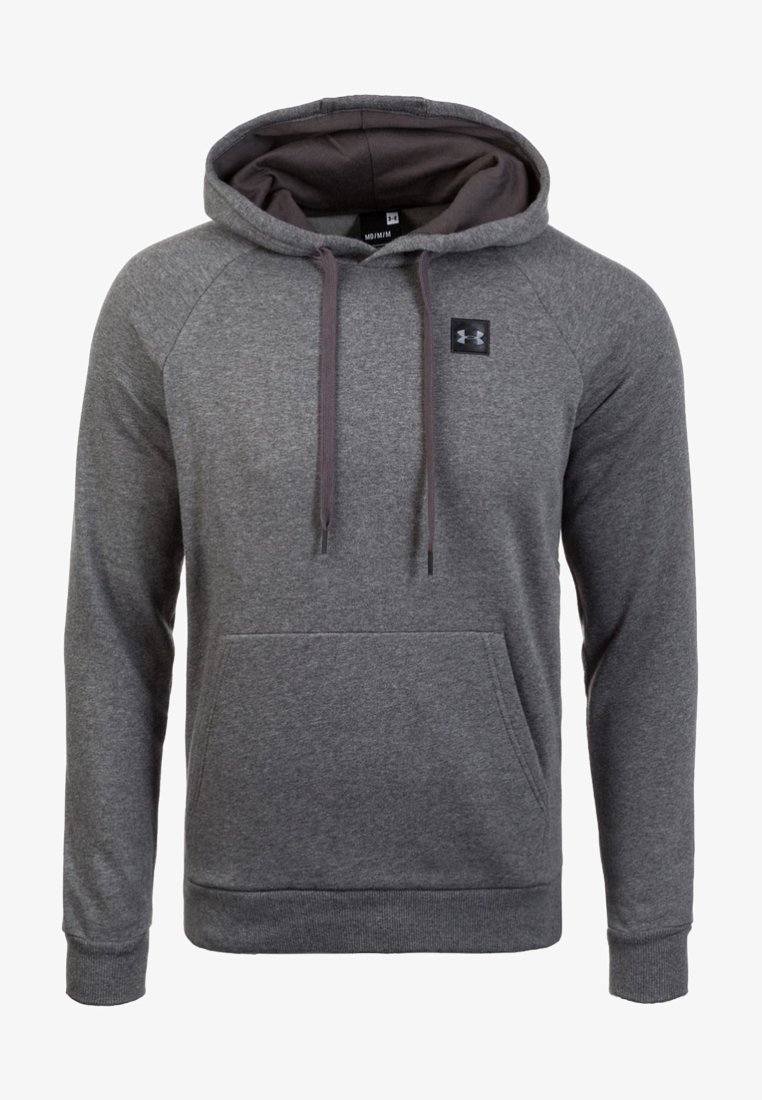 Grijze hoodie met een voorzak, voorzien van een trekkoord aan de capuchon en geribde manchetten. Het materiaal lijkt zacht, met een subtiele textuur en een logo patch.