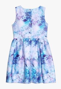 Květinové šaty bez rukávů, v modrých a fialových odstínech, se staženým pasem a zapínáním na knoflíky na zadní straně. Měkká textura látky.