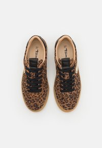 Baskets à imprimé léopard avec lacets noirs, semelle en caoutchouc et accents beiges. Le matériau supérieur présente une finition texturée avec un talon noir contrastant.