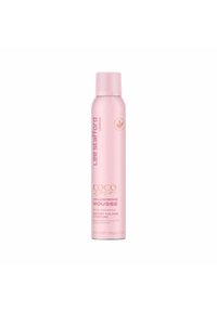 Roze aerosolcan met een gladde matte afwerking. De etiketten bevatten witte en gouden tekst die het product beschrijven als volumizing mousse voor haar, 200 ml.