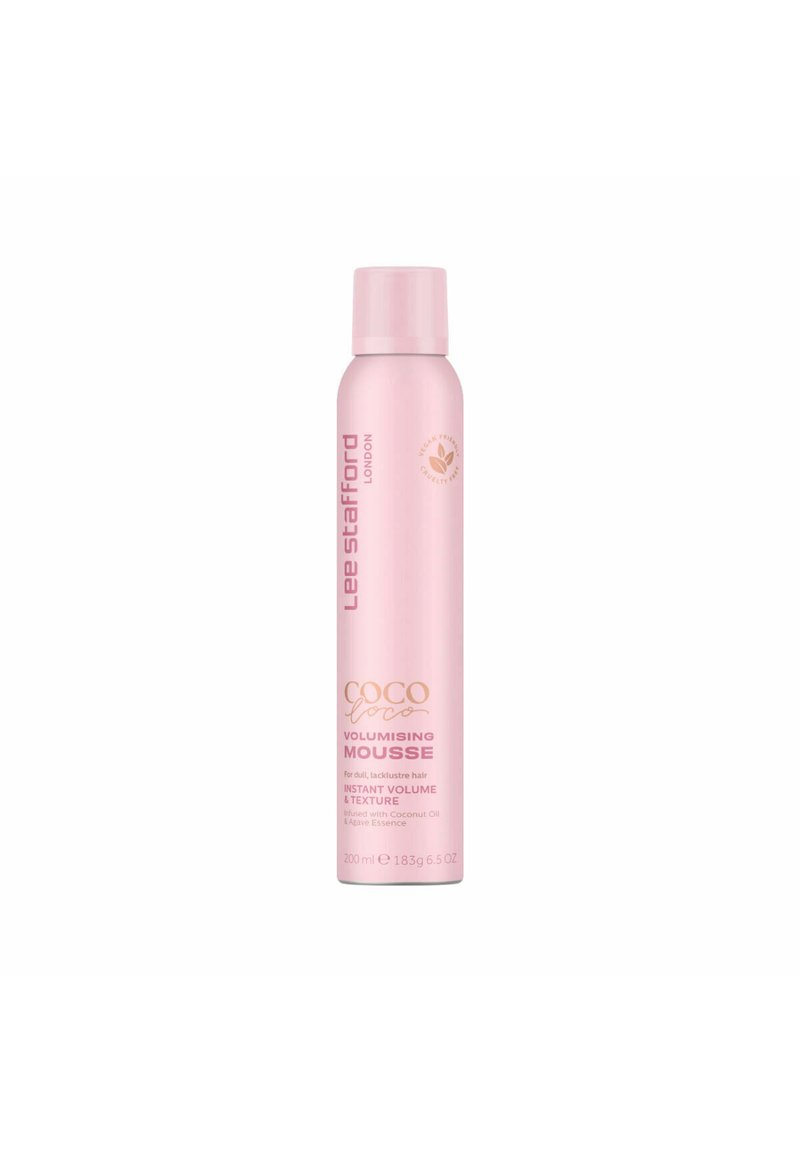 Roze aerosolcan met een gladde matte afwerking. De etiketten bevatten witte en gouden tekst die het product beschrijven als volumizing mousse voor haar, 200 ml.
