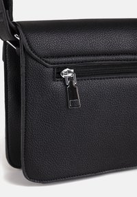 Borsa a spalla in pelle nera testurizzata con una tasca con zip e dettagli in metallo argentato, caratterizzata da una chiusura a pattina liscia e forma rettangolare.