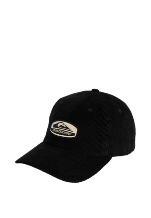 Czarna czapka baseballowa ze sztruksu z zakrzywionym daszkiem i beżową naszywką z logo Quiksilver z przodu, pokazana na jednolitym białym tle.