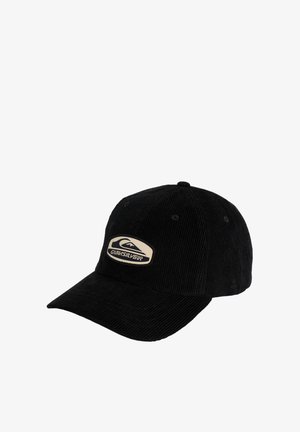 Czarna czapka baseballowa ze sztruksu z zakrzywionym daszkiem i beżową naszywką z logo Quiksilver z przodu, pokazana na jednolitym białym tle.