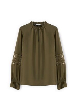 Oliwkowo-zielona bluzka z długim rękawem, z falbankowym kołnierzem, dekoltem z wycięciem na kluczyk zapinanym na guzik, koronkowymi i cekinowymi zdobieniami na rękawach oraz marszczonymi mankietami.