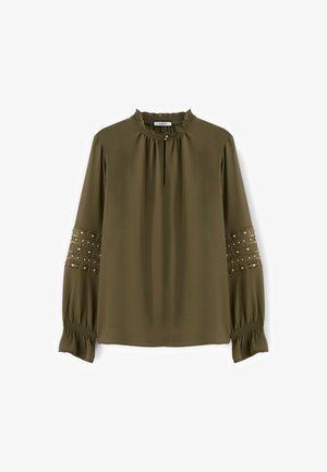 Blouse à manches longues vert olive avec col à volants, encolure goutte d'eau avec bouton, détails en dentelle et paillettes sur les manches, et poignets smockés.