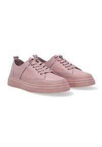 Rosa Leder Sneakers mit niedriger Profilhöhe, runder Spitze und strukturiertem Sohlendesign. Besondere Merkmale sind Schnürung, Nähdetails und eine Schlaufe an der Ferse.