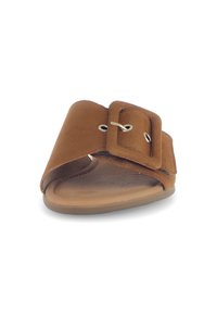Sandalo slide in suede marrone con una fascia ampia e una grande fibbia rettangolare, dotato di una suola piatta e flessibile. Design minimalista senza decorazioni.