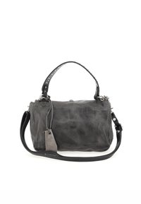Kožená kabelka tmavosivej farby s textúrovaným povrchom, dvojitými uchami, nastaviteľným popruhom a striebornými kovovými doplnkami.