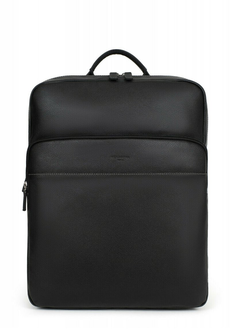 Zaino in pelle nera con una texture liscia, forma rettangolare, manico superiore e una tasca frontale con zip. Branding sottile sul davanti.
