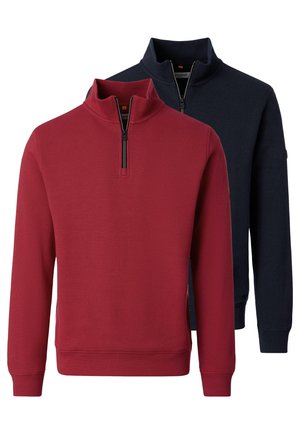 To herre-sweatre med kvartlynlås, den ene rød foran og den anden navy bagved, begge med oprette kraver og lange ærmer.