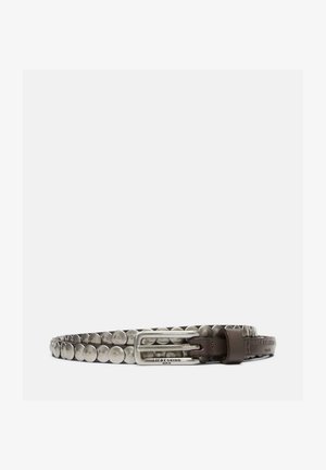 Gürtel mit einem dunkelbraunen Lederband, verziert mit metallischen Punkten, silberfarbener Schnalle und prägnanten Markendetails, die auf dem Leder eingestanzt sind.