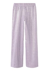 Pantalons larges lilas en tissu pailleté, dotés d'une taille élastique et d'une texture lisse. La coupe est ample avec un design à jambe droite.