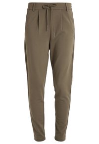 Olijfgroene broeken gemaakt van een zachte, rekbare stof, met een elastische taille, plooien aan de voorkant en taps toelopende pijpen.