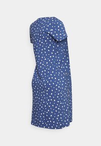 Vestido azul feito de tecido suave adornado com bolinhas brancas, apresentando um ajuste ligeiramente solto e mangas curtas para uma silhueta descontraída.