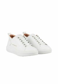 Sneakers bianchi dallo stile elegante, realizzati in pelle liscia. Presentano una chiusura con lacci e un profilo basso, con una suola in gomma testurizzata.