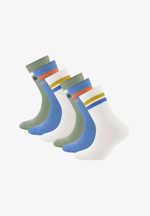Fünf Paar mittelhohe, gerippte Socken in Grün, Blau und Weiß mit farbigen horizontalen Streifen nahe dem oberen Rand, in abwechselnden Farben angeordnet.
